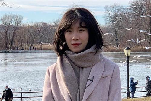 '图1:在宾州州立大学传播学院新闻专业就读的华裔学生李晓华'