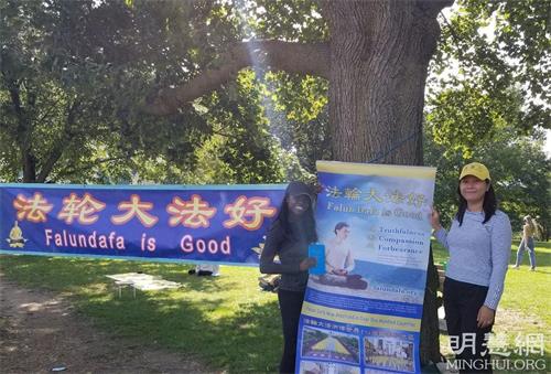 '图13:再纳布(左)和教她功法的学员合影'