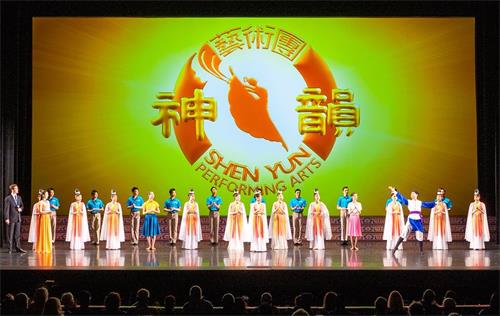 '图2:二零二一年十月九日,神韵新纪元艺术团在堪萨斯城考夫曼表演艺术中心的演出,在观众热烈的掌声中圆满落幕。'