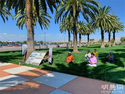 '图1:二零二一年十月九日,法轮功学员参加了“尔湾地球村节”,向人们介绍法轮功。'