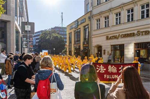 '图2~9:二零二一年十月九日,在莱比锡内城,法轮功学员壮观的游行队伍吸引民众驻足观看。'