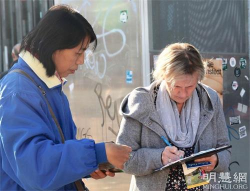 '图20:音乐人西比尔(Sybille)女士签名声援法轮功学员反迫害。'