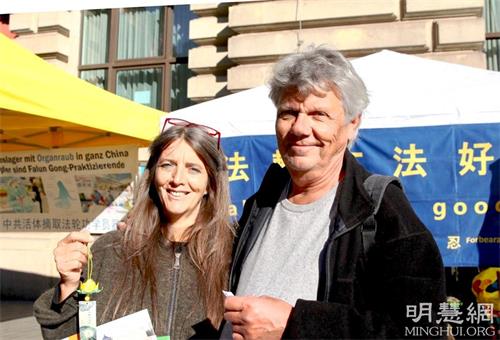 '图21:法兰克福的护士贝阿特・布尔德(Beate Burde)女士和退休记者乌里・布尔德(Ulli Burde)先生赞同真、善、忍理念。'