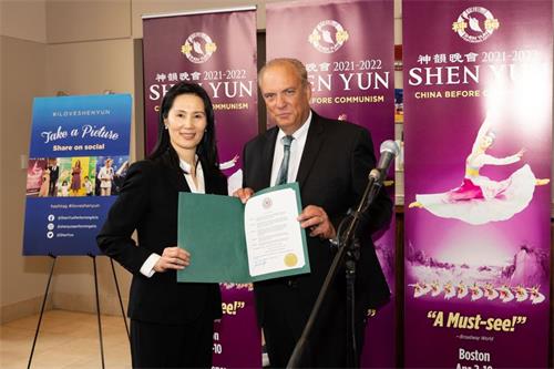'图3:二零二一年十月十六日,神韵国际艺术团莅临麻州伍斯特市(Worcester)上演两场演出,伍斯特市长约瑟夫‧佩提(Joseph Petty)(右)亲临汉欧沃剧院(Hanover Theatre),向神韵国际艺术团团长Vina Lee(左)颁发褒奖,感谢神韵为当地观众呈现历史悠久的中国传统文化'