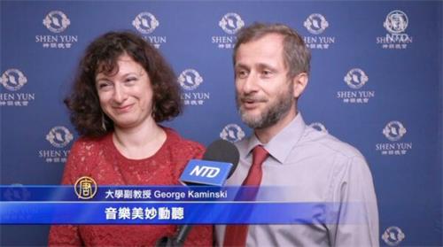 '图6:大学副教授乔治·卡明斯基(George Kaminski)和夫人纳迪亚·卡明斯基(Nadia Kaminski)观看了十月十六日晚,美国神韵国际艺术团在麻省伍斯特汉欧沃剧院的演出。他们表示,神韵演出让人叹为观止。'