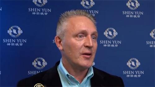 '图7:家庭医生约翰‧海耶斯(John Hayes)观看了十月十六日晚,神韵在俄勒冈州尤金市霍特表演艺术中心的演出后,很感动。'