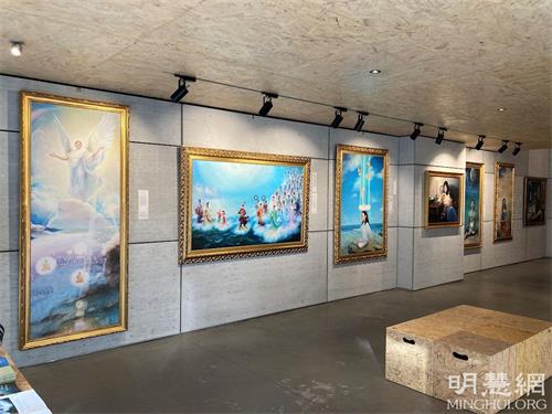 '图1:“真善忍国际美展”在雅典展出'