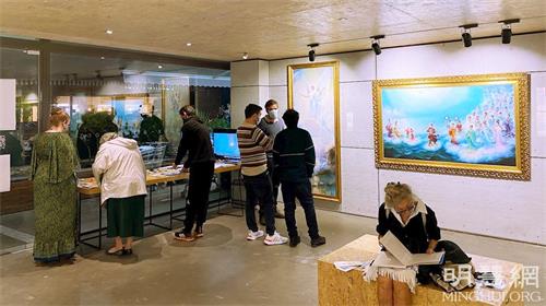 '图2~4:民众认真观看“真善忍国际美展”作品'