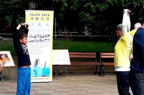 '图9:克里斯蒂(左)在学功'