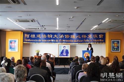 '图2:今年刚满14岁的卡米娜·内姆斯在发言中'