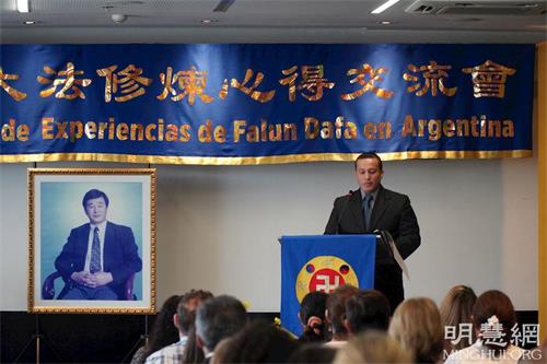 '图4:奥斯卡·加尔维斯(Oscar Galvez )在行军中得法'