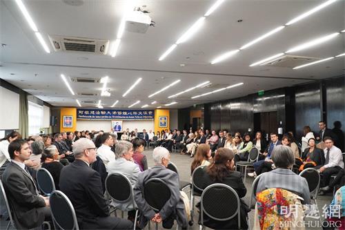 '图5:法会结束后的交流会'