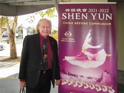 '图5:资深魔术师特瑞·鲁尼恩(Terry Runyon)于十月二十三日,在艾斯康迪都加州艺术中心观看了神韵环球艺术团的演出后,感受神韵的神奇,表示当神韵二个月后来圣地亚哥演出时,会再来观看。'