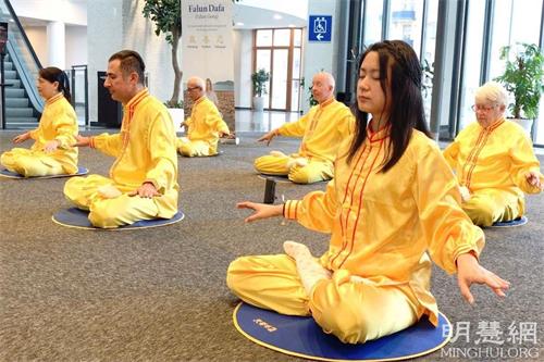 '图1~3:二零二一年九月二十三日至二十六日,第三十六届瑞典哥德堡书展期间,每天下午,当地法轮功学员应邀展示法轮功五套功法。'
