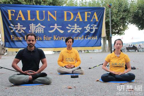 '图2:法轮功学员在真相点演出祥和的功法。'