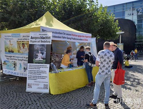 '图7:在腓特烈港(Friedrichshafen)的法轮功信息日'