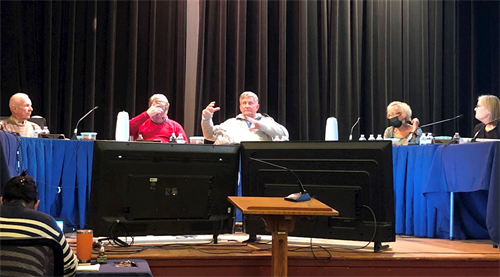 '图1:二零二一年十一月三日,美国弗吉尼亚州弗卢万纳郡(Fluvanna County)郡议会全票通过决议案,强烈谴责中共对法轮功学员的迫害和活摘器官的罪恶。图为郡议会现场。'