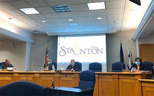 '图3:二零二一年十月十四日,美国弗吉尼亚州斯汤顿市(Staunton City)一致通过一项决议案,抵制中共活摘法轮功学员等良心犯器官的行径。图为市议会现场。'