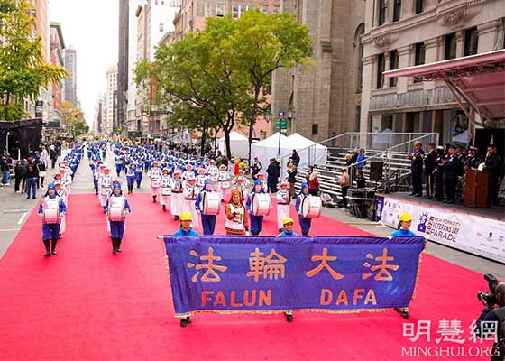 纽约老兵节游行 观众高呼法轮大法好