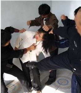 '酷刑演示:毒打(拳打脚踢)'