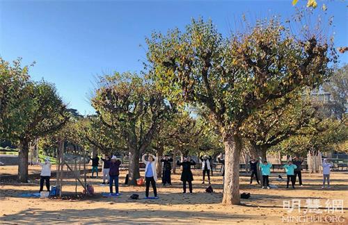 '图1~2:每个周六和周日,我们都在金门公园集体炼功、洪法。'