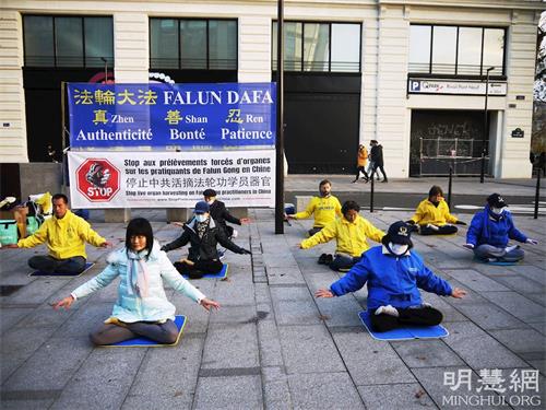 '图1~2:二零二一年十一月十四日,法轮功学员在巴黎新桥地铁站举办信息日活动。图为法轮功学员们在展示功法。'