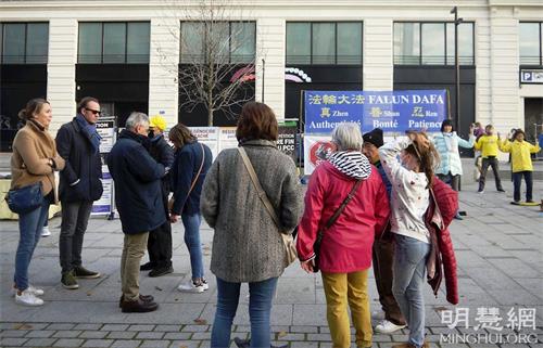 '图3:二零二一年十一月十四日,在巴黎新桥地铁站的信息日活动期间,人们驻足观看,了解法轮功真相。'