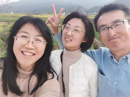 '图3:刘铭园的一家三口,妈妈刘艳女士(左)九月三十日被非法抓捕'