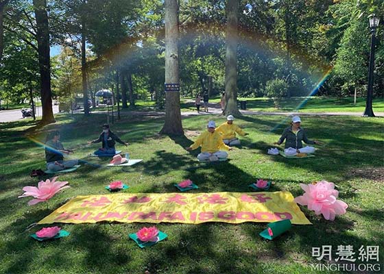 尼亚加拉瀑布游客学炼功法 感动落泪
