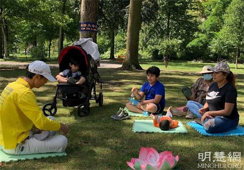 '图12:带着三个孩子的母亲跟学员学炼打坐。'