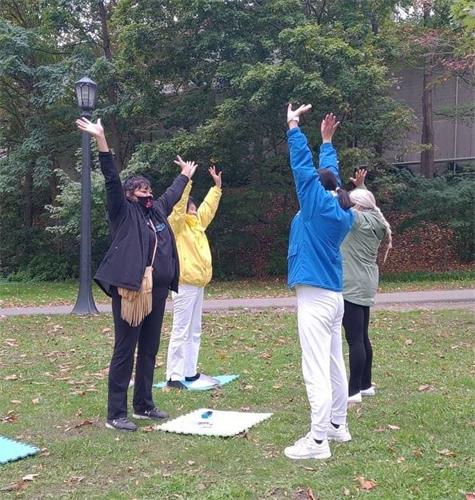 '图13:一位学功的女士(前排左一)学功法时感觉到有能量,她表示会认真炼下去。'