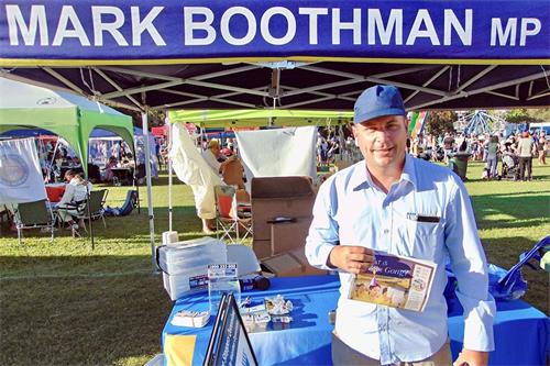 '图4:昆士兰自由党西奥多州议员马克·布斯曼(Mark·Boothman MP Liberal Queensland State Member for Theodore)签名支持法轮功反迫害'