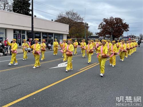 '图1~3:二零二一年十一月二十一日, 纽约法轮功学员组成的炼功队伍和腰鼓队参加了费城东北区第四十四届的感恩节游行。'