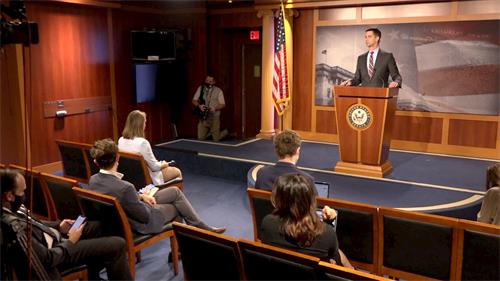 '图1:二零二一年十一月十八日,美国联邦参议员汤姆·科顿(Tom Cotton)在国会记者会上列举了中共犯下的一系列反人类罪行。'