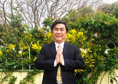 图:阮维雄(Nguyen Duy Hung)博士双手合十感恩师父的慈悲救度。