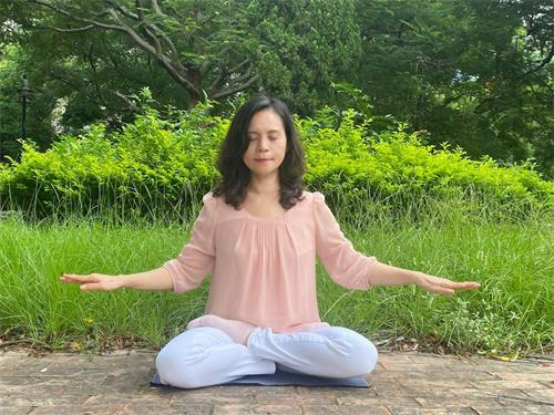 '图:刘瑞东修炼法轮功后由一位女霸王变成温柔女。图为瑞东正炼第五套功法——神通加持法。'
