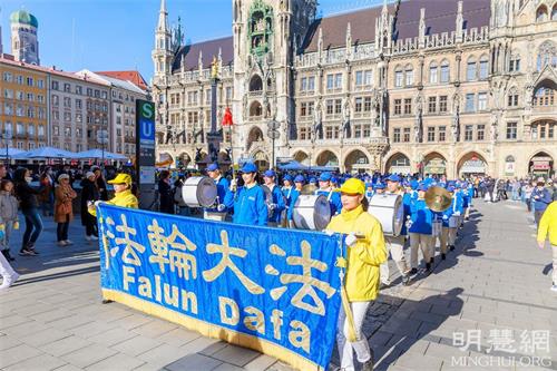 '图1:二零二一年十月二十九日,法轮功学员在德国慕尼黑举办大型集会和游行,展示法轮功的美好,揭露中共迫害和活体摘取法轮功学员的罪恶。图为游行队伍从玛利亚广场(Marienplatz)出发。'