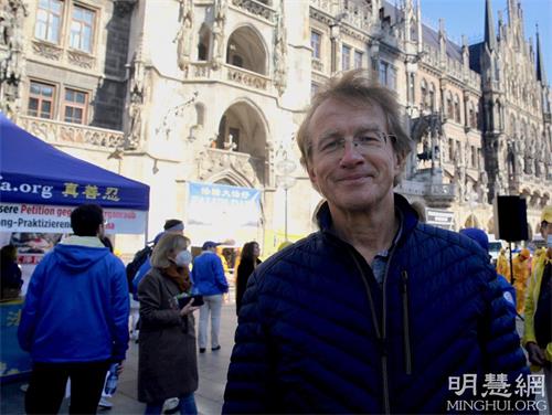 '图22:银行职员德克斯岱讷(Norbert Decksteiner)签名声援法轮功学员反迫害。'