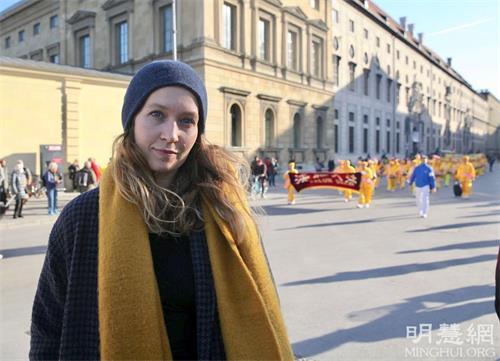 '图23:民族学大学生间舞蹈演员普里布克女士(Leonie Priebke)觉得法轮功游行队伍多姿多彩。'