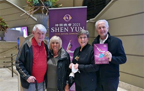 '图15:二零二一年十月二十六日晚,加州前国会议员沃利·赫尔格(Wally Herger,右一)和太太帕姆·赫尔格(Pam Herger,右二)及友人在加州莫德斯托加洛艺术中心欣赏了神韵环球艺术团在当地的第三场演出。第三次观赏演出的赫尔格赞叹神韵巨作,并感谢神韵传递福音,让他感受到神的归来。'