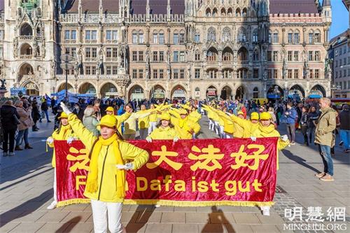 '图1~2:二零二一年十月二十九日在德国慕尼黑,法轮功学员在玛利亚广场(Marienplatz)举办活动,传播法轮功的美好,同时揭露中共迫害法轮功及活摘法轮功学员器官的罪恶。'