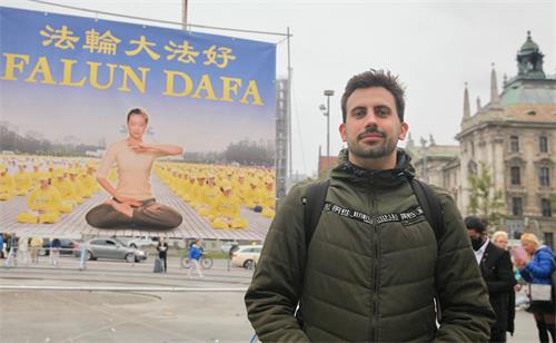 '图10:企业管理的学生伯恩先生(Daniel Böhm)感受到法轮功游行队伍散发能量与光芒。'