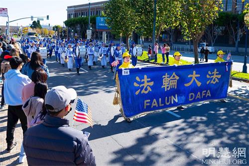 '图4:法轮功学员参加旧金山第一百届老兵节游行'