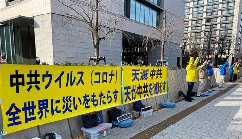 '图1~2:法轮功学员在日本国会前的道路上演示功法'