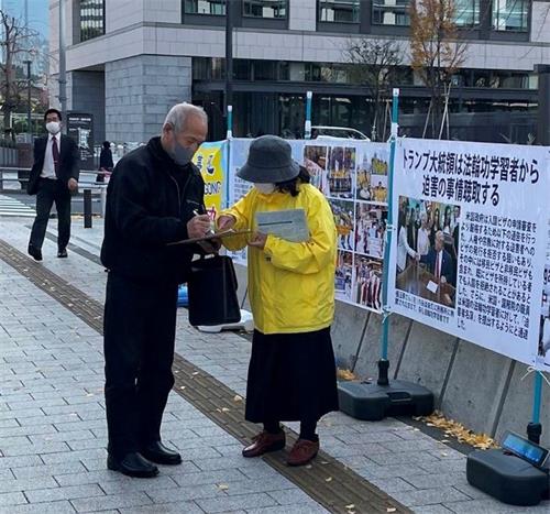 '图3:路人在反对迫害的请愿书上签名'