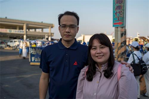 '图7:在保险公司服务的李先生与幼儿园教师太太林女士,在兴达渔港观光渔市场看天国乐团的演出,感受到正能量,心情很愉悦。'