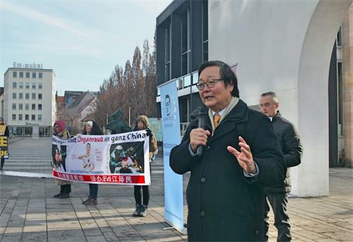 '图3:德国国际人权协会理事吴曼扬(Manyan Ng)在集会上发言'