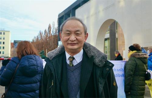 '图4:全球支持中国和亚洲民主化论坛理事长和曾连任四届民阵主席的费良勇说:“我们大家只能团结起来,跟中共抗争,揭露中共迫害法轮功的真相。”'