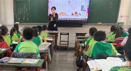 '图1:郁青老师以真、善、忍的理念教导学生。在这样的环境下接受教育的学生,逐渐成长为真诚、善良、忍让的人。(郁青本人提供)'