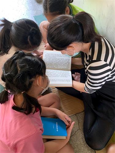 '图3:郁青老师带学生们读大法书。(郁青本人提供)'